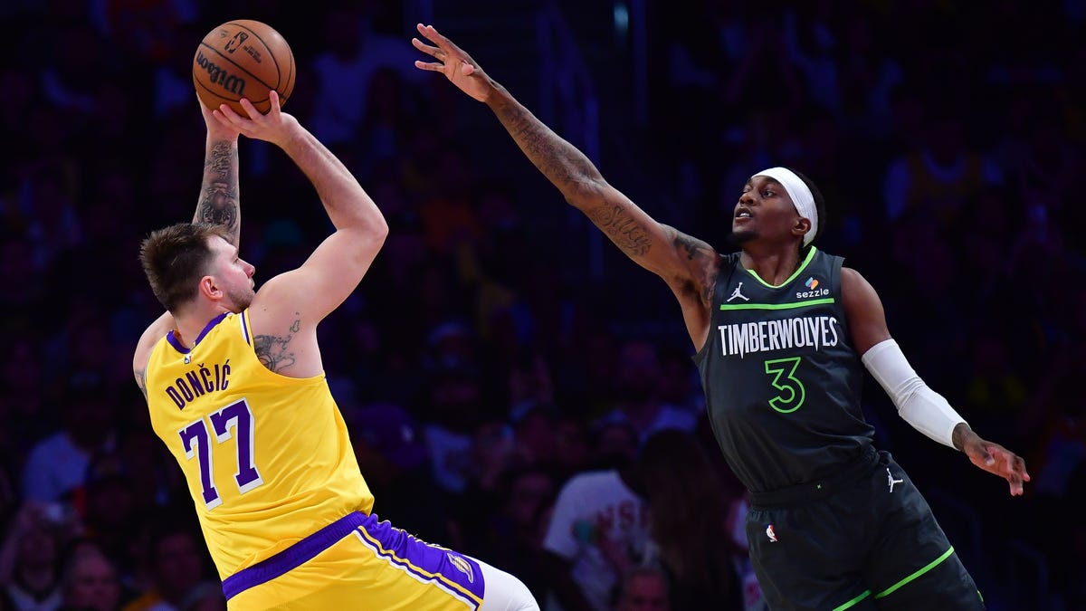 Former UW Basketball Star Dominates Lakers In NBA Playoffs