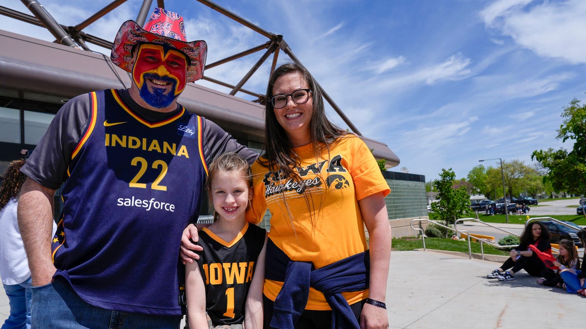 Iowa fans descend on Carver for Caitlin Clark, Indiana Fever game