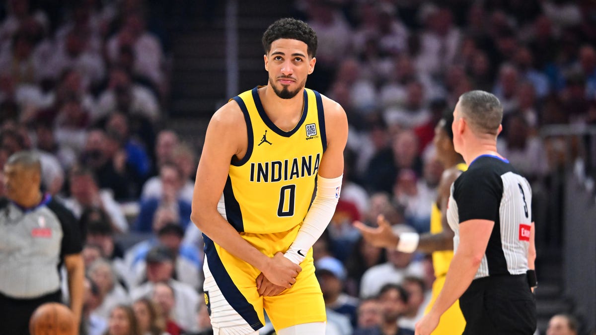 Pacers guard has X-rays of wrist at halftime