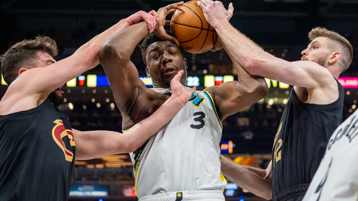 Pacers struggle with full strength Cavs, zone defense in Game 3 loss