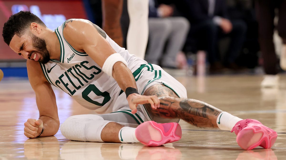 Celtics star hurt in Game 4, will get MRI