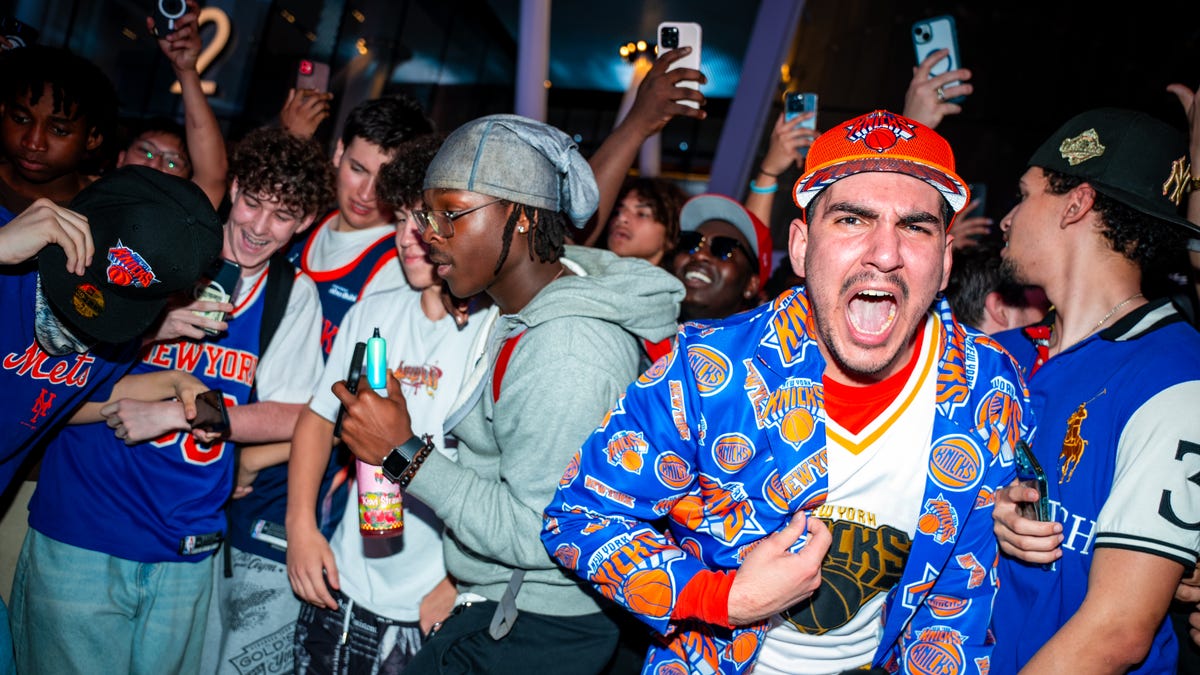 New York fans erupt, party outside MSG after Knicks win Game 6