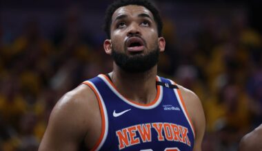 Knicks star hurts knee in Game 4