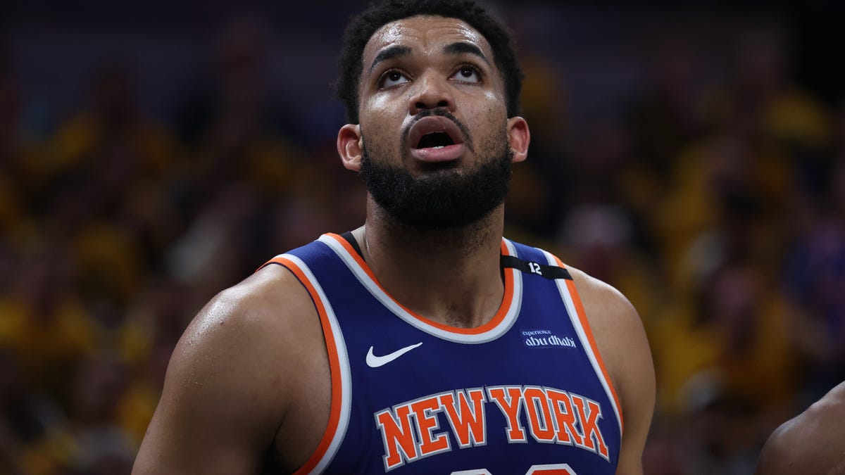 Knicks star hurts knee in Game 4