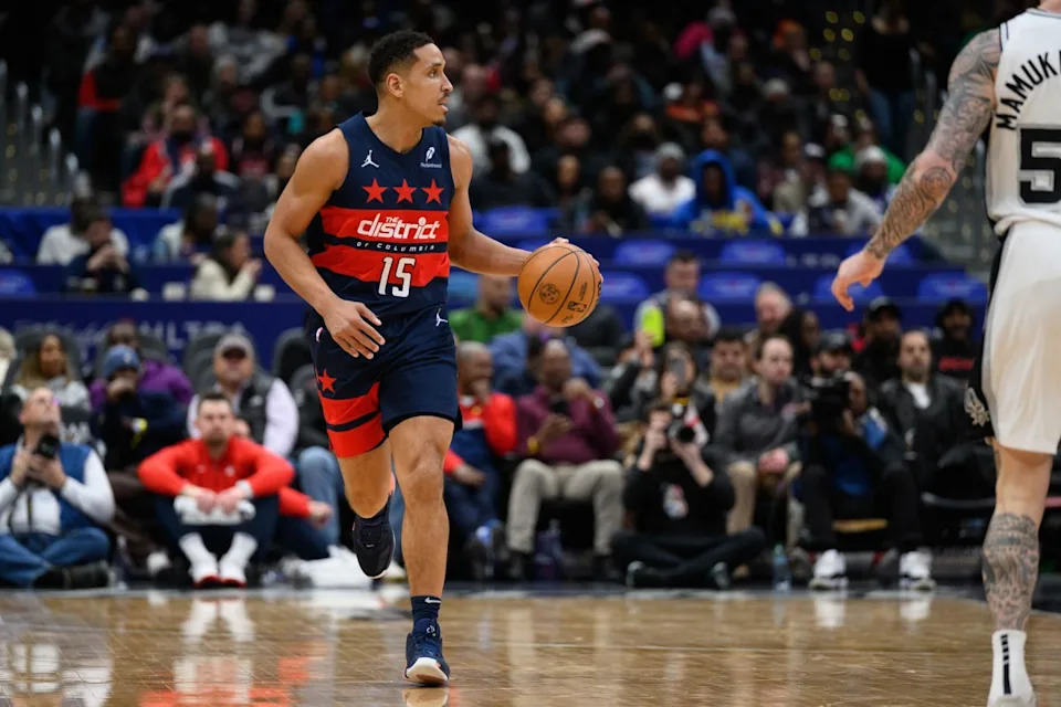 Washington Wizards guard Malcolm Brogdon (15) handles the ball during the second quarter against the San Antonio Spurs at Capital One Arena.Reggie Hildred-Imagn Images