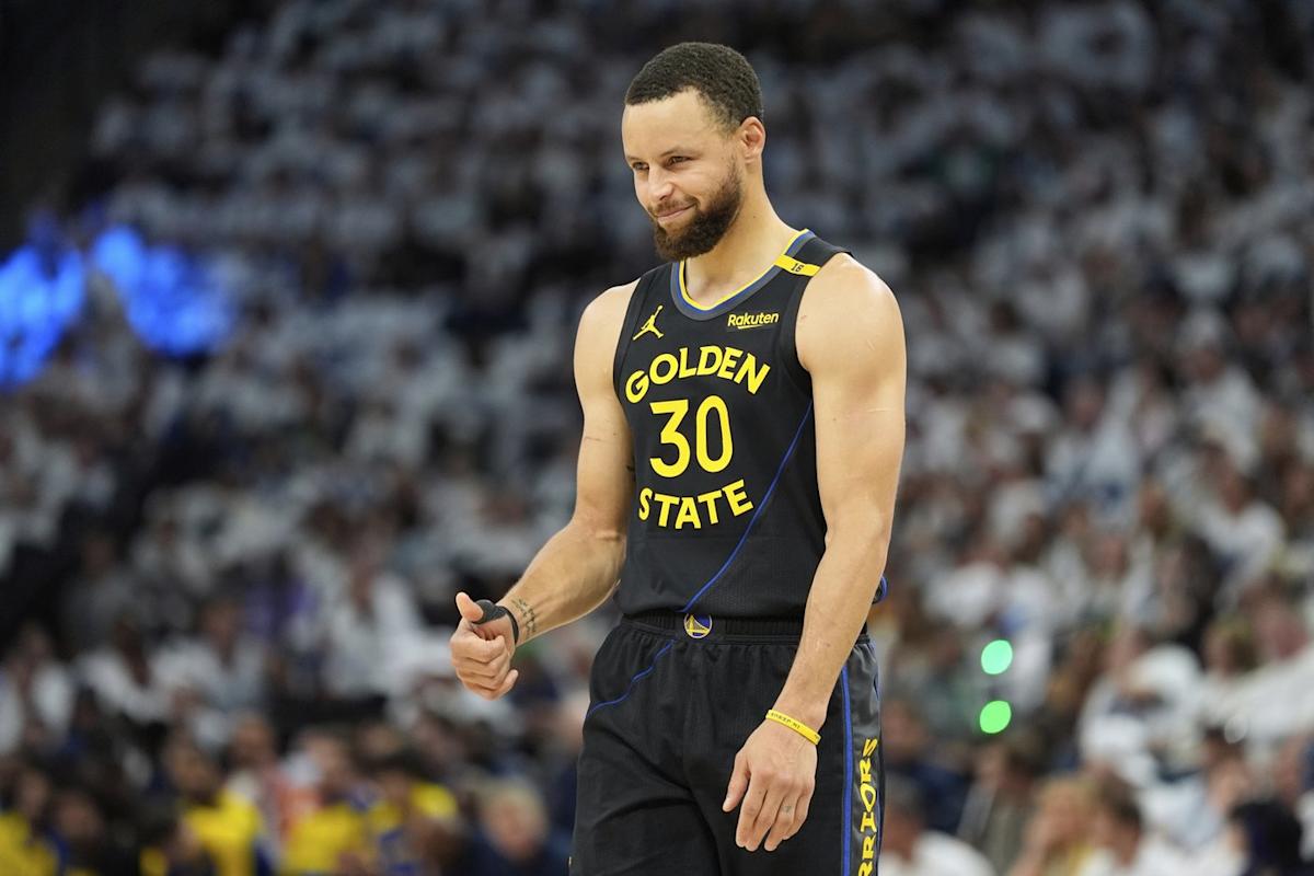 Curry leaves Warriors' series opener vs. Wolves in 2nd quarter with strained hamstring