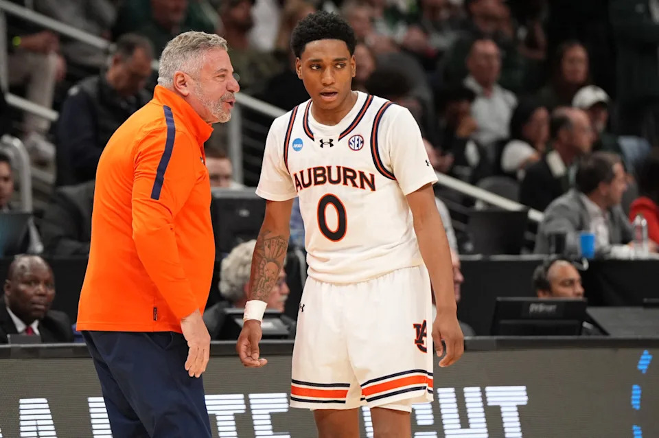 Bruce Pearl talks to Auburn Tigers guard Tahaad PettifordDale Zanine-Imagn Images