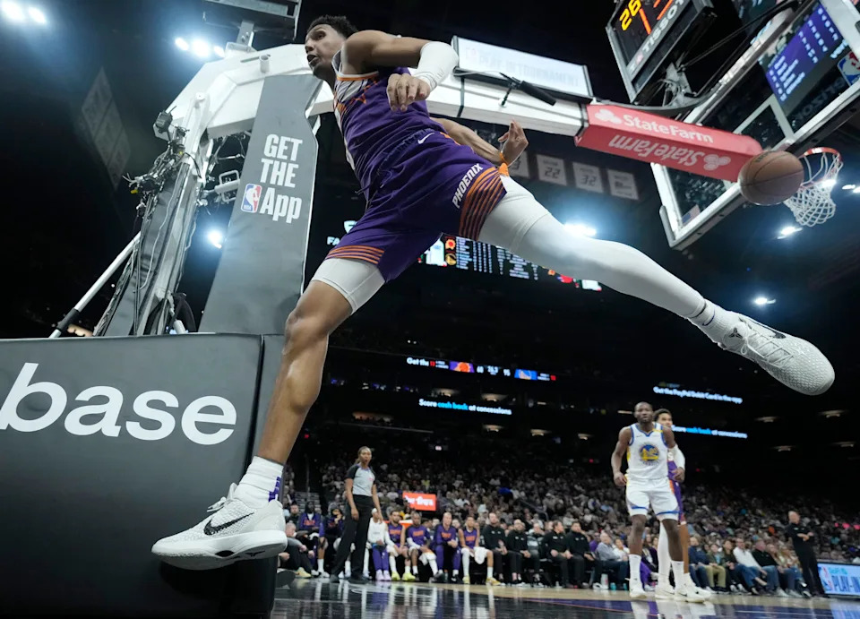 Phoenix Suns forward Ryan Dunn (0) saves the ball against the Golden State Warriors during the third quarter at PHX Arena in Phoenix, on April 8, 2025.