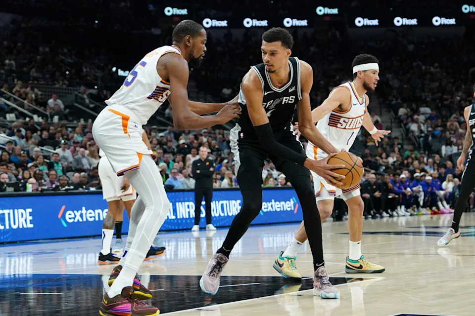 San Antonio Spurs center Victor Wembanyama (1) faces off against Phoenix Suns forward Kevin Durant (35).© Daniel Dunn–USA TODAY Sports
