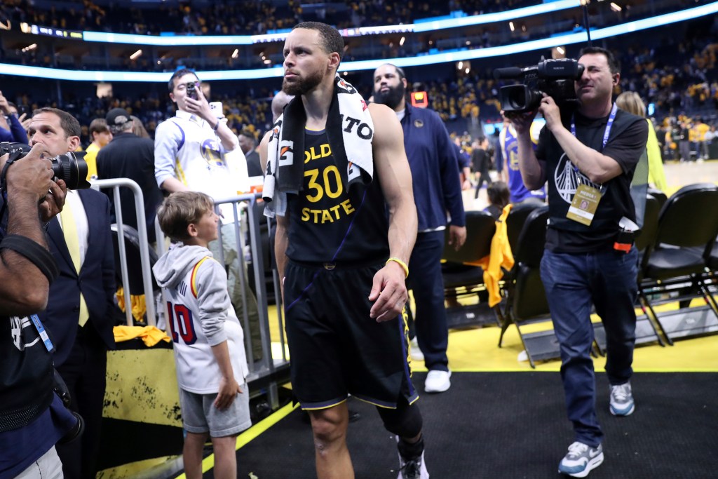 Warriors' Stephen Curry expected to miss at least a week with hamstring strain: report