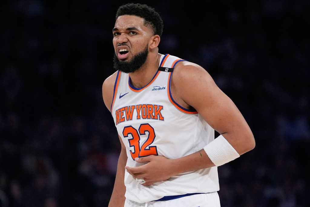 Knicks' Karl-Anthony Towns practices after finger scare
