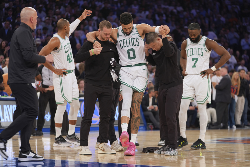 Celtics' Jayson Tatum suffers leg injury in Game 4 loss vs. Knicks