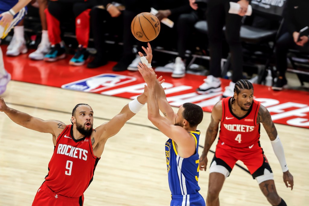 Why can Rockets hit Steph Curry's thumb without foul? NBA rules explained