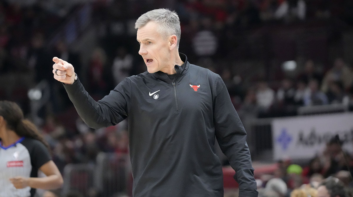 Chicago Bulls head coach Billy Donovan gestures to his team against the Washington Wizards during the first quarter at United Center.