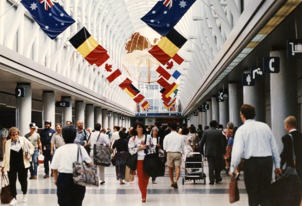 People walk through the American Airlines concourse at O'Hare International Airport on Aug. 14, 1991. (Hank DeGeorge/Chicago Tribune)