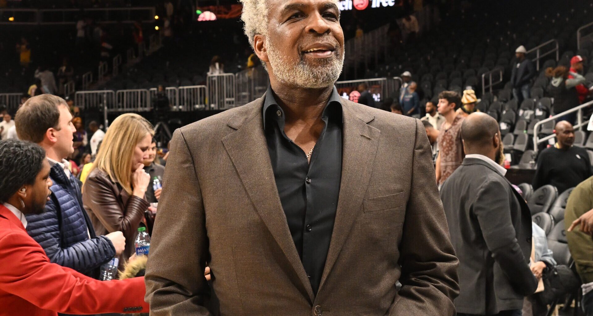 Charles Oakley names one New York Knicks player who has to improve in Game 6, issues Madison Square Garden warning