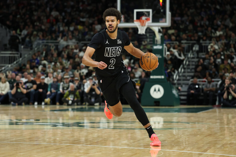Cameron Johnson drives the ball during the Brooklyn Nets' game against the Milwaukee Bucks