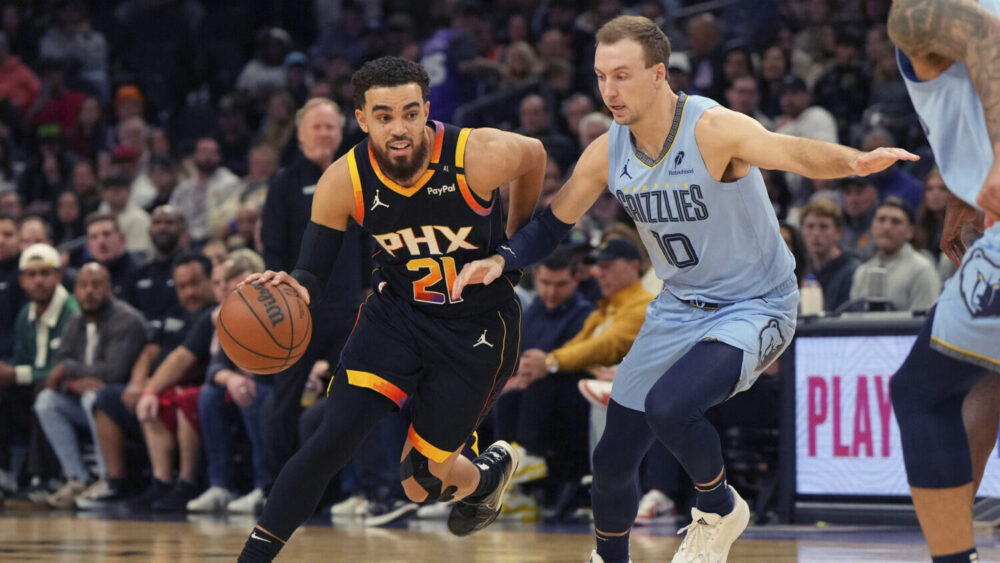Phoenix Suns guard Tyus Jones (21) drives on Memphis Grizzlies guard Luke Kennard during the first ...