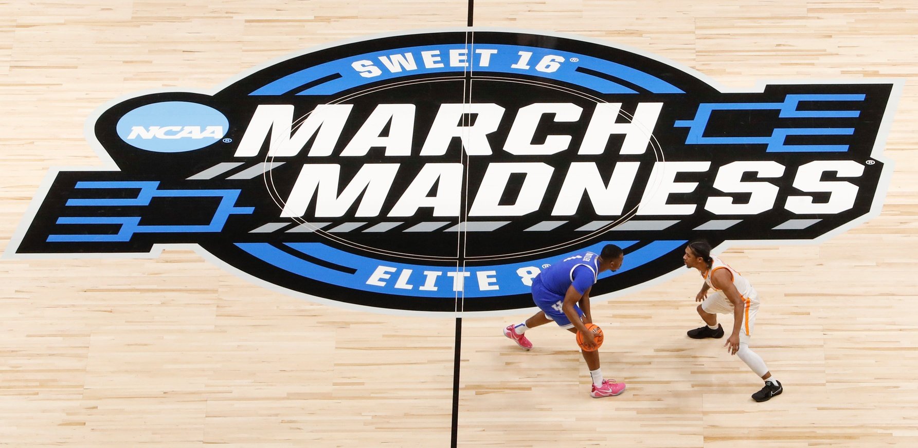 2025 NBA Draft prospects: Tennessee Volunteers guard Zakai Zeigler (5) defends Kentucky Wildcats guard Lamont Butler (1)