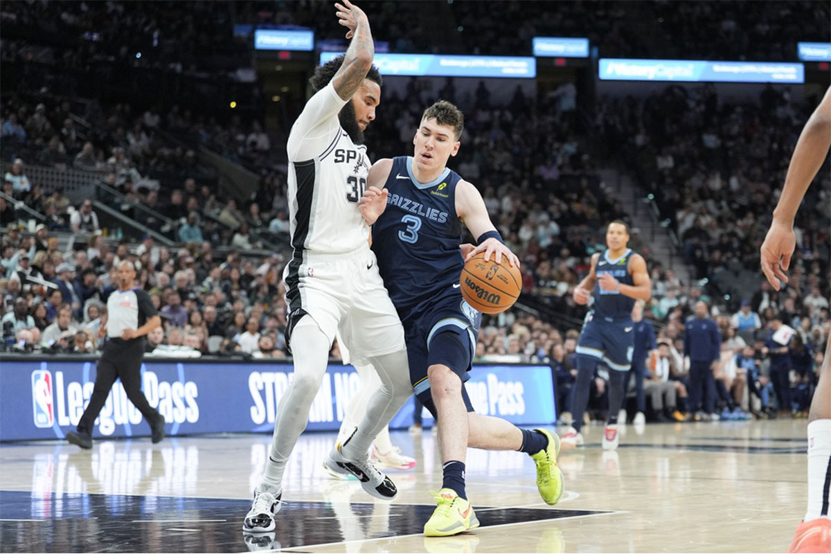 Memphis Grizzlies forward Jake LaRavia (3) dribbles against San Antonio Spurs forward Julian Champagnie (30) in the first half at Frost Bank Center.