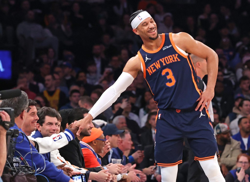 Josh Hart, greeting comedian Tracy Morgan during the Knicks' OT loss to the Celtics, won't play Thursday against the Pacers due to right knee patellofemoral syndrome.