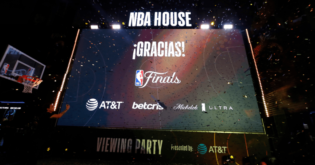 A screen saying Gracias at NBA House in Mexico City