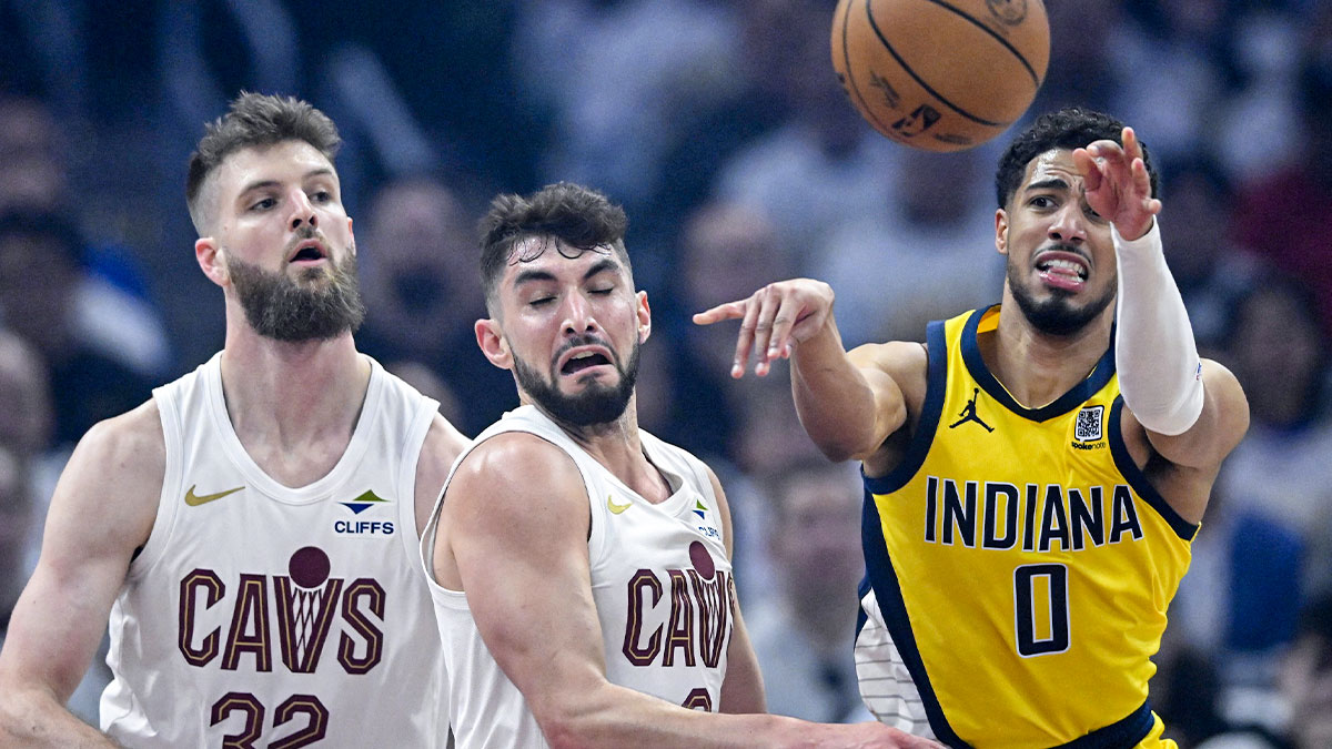 Pacers guard Tyrese Haliburton (0) passes