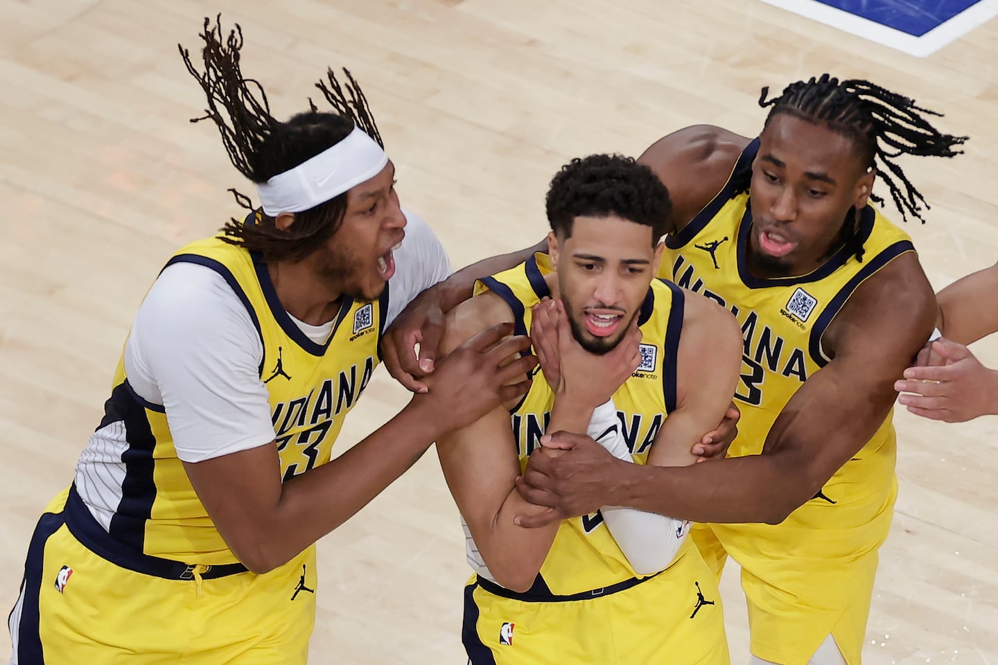 Tyrese Haliburton (center) sent Wednesday night's game to overtime, where his Pacers beat the Knicks.