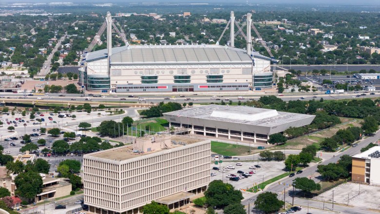 The San Antonio Spurs are proposing a return to Hemisfair after more than 30 years and two stadiums later.