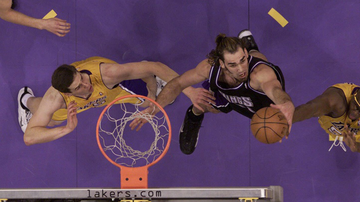Los Angeles Lakers forward Mark Madsen (35) battles for a rebound with Sacramento Kings forward Scot Pollard (31) during the 2nd half of the Lakers 100-94 win over Sacramento at Staples Center. 