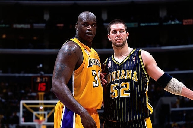 Shaquille O'Neal & Brad Miller Jokingly Recreate Brawl Scene During Lakers-Bulls Game