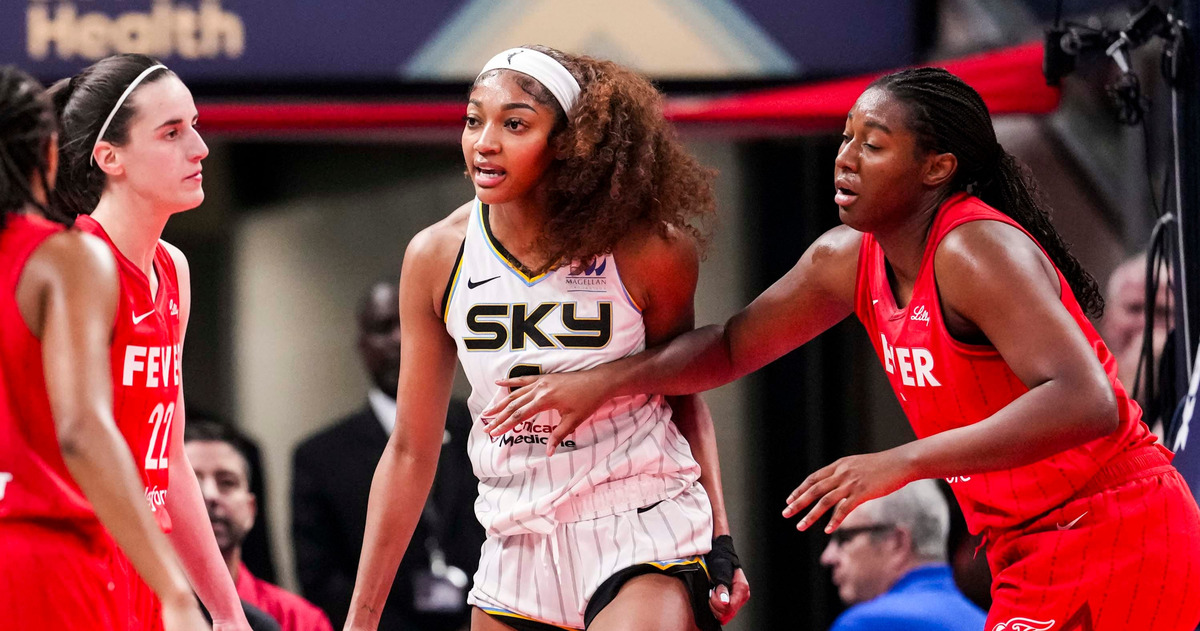 South Carolina basketball alum Kamilla Cardoso battling for the opening tip with former teammate Aliyah Boston. Photo Credit: Kamil Krzaczynski-USA TODAY Sports