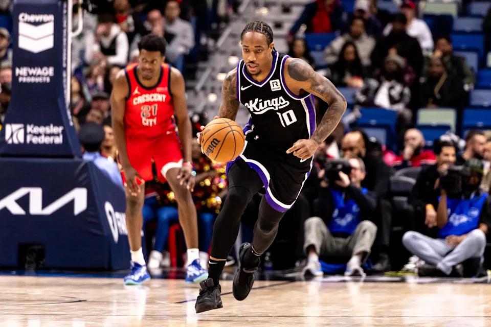Sacramento Kings forward DeMar DeRozan (10)© Stephen Lew-Imagn Images
