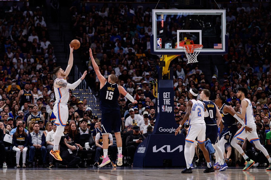 Isaiah Hartenstein shoots over Nikola Jokic.