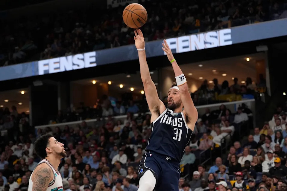 Klay Thompson (31) shoots the ball over Memphis Grizzlies guard Scotty Pippen Jr., left, during the second half of an NBA play-in tournament basketball game Friday, April 18, 2025, in Memphis, Tenn. AP