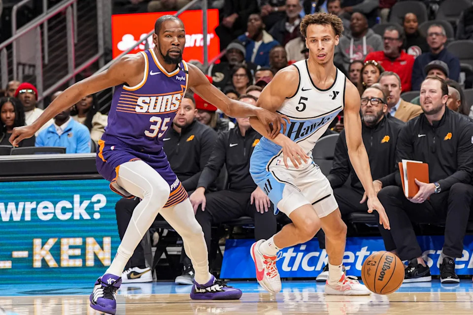 Atlanta Hawks guard Dyson Daniels dribbles while defended by Phoenix Suns forward Kevin Durant.Dale Zanine-Imagn Images