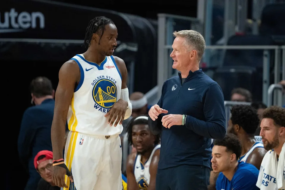 Golden State Warriors head coach Steve Kerr talks to forward Jonathan Kuminga.Kyle Terada-Imagn Images