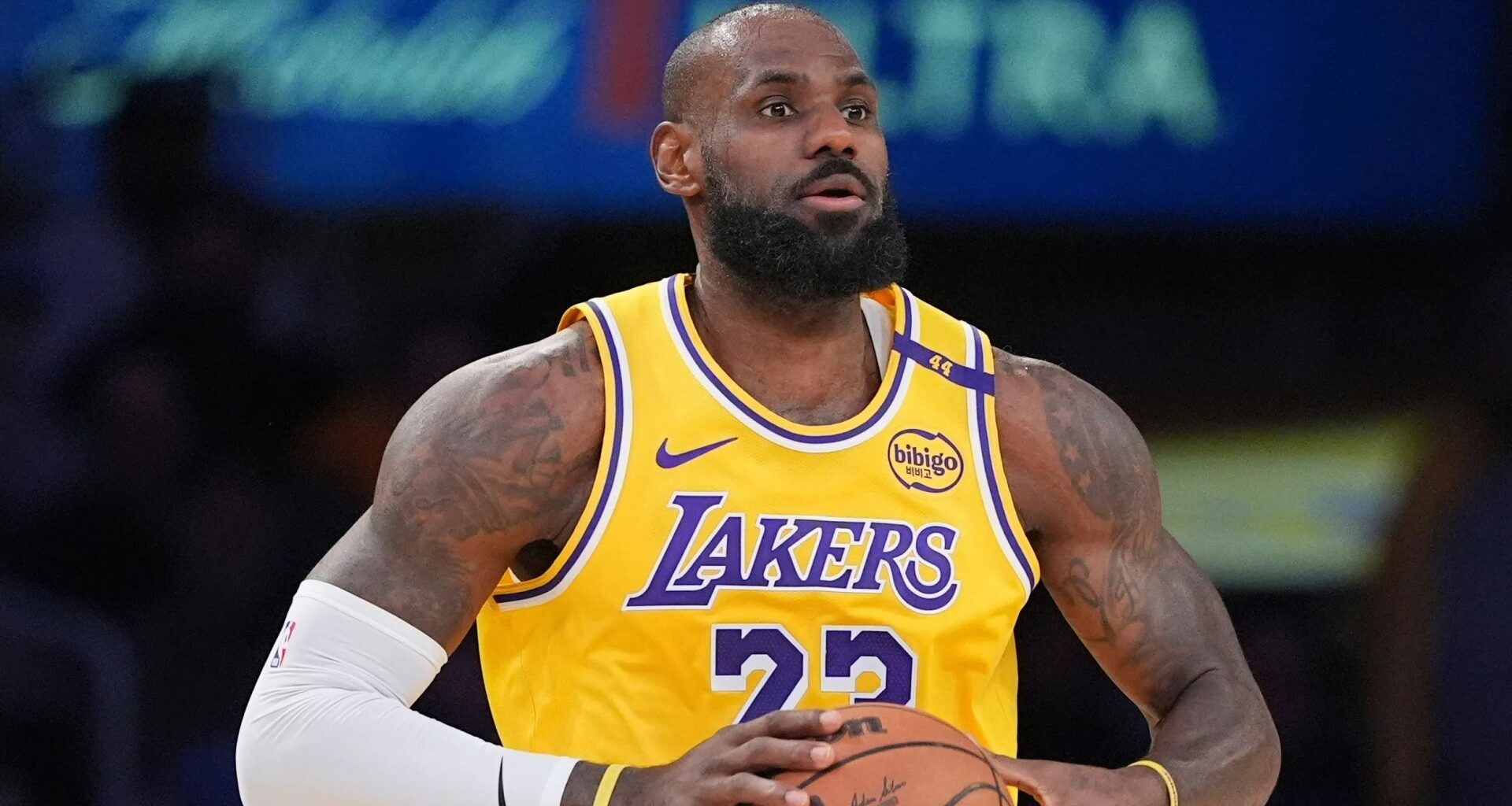 Major LeBron James retirement update with LA Lakers star fighting knee injury at age of 40
