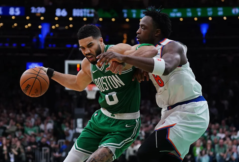Boston Celtics forward Jayson Tatum (0) and New York Knicks wing OG Anunoby (8).© David Butler II-Imagn Images