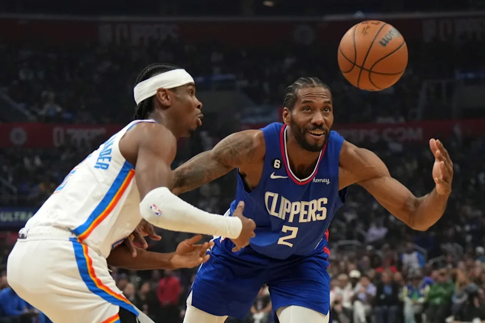 USA: LA Clippers forward Kawhi Leonard (2) and Oklahoma City Thunder guard Shai Gilgeous-Alexander (left) battle for the ball in the first half at Crypto.com Arena.© Kirby Lee-Imagn Images
