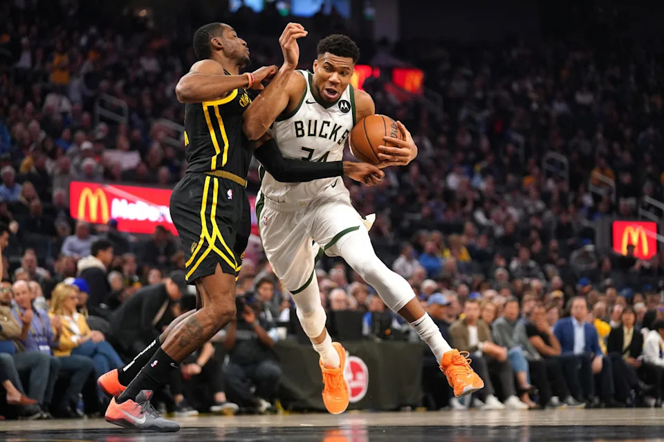 Milwaukee Bucks forward Giannis Antetokounmpo (34) drives past Golden State Warriors forward Jonathan Kuminga (00) in the second quarter at the Chase Center.© Cary Edmondson-Imagn Images