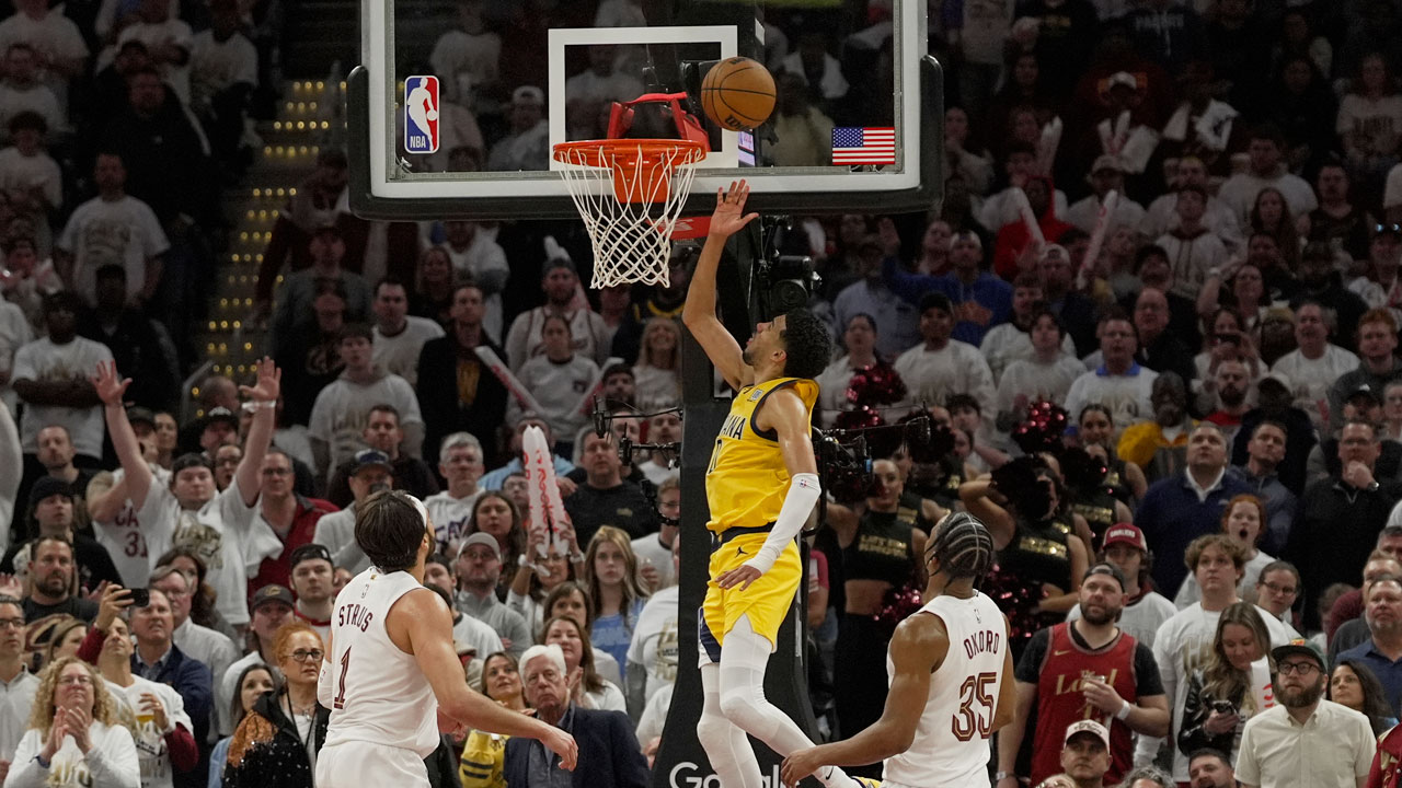 Pacers stun Cavaliers with last-second win, take 2-0 series lead