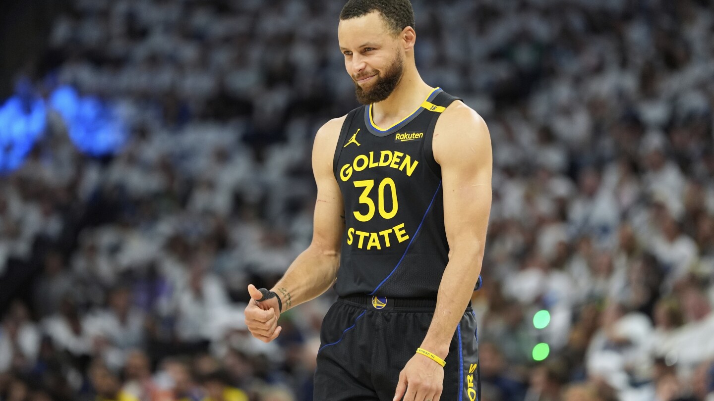Curry leaves Warriors' win vs. Wolves with hamstring strain, putting rest of series in question