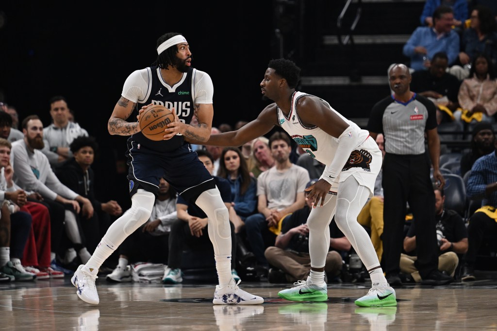 Anthony Davis now plays for the Mavericks.