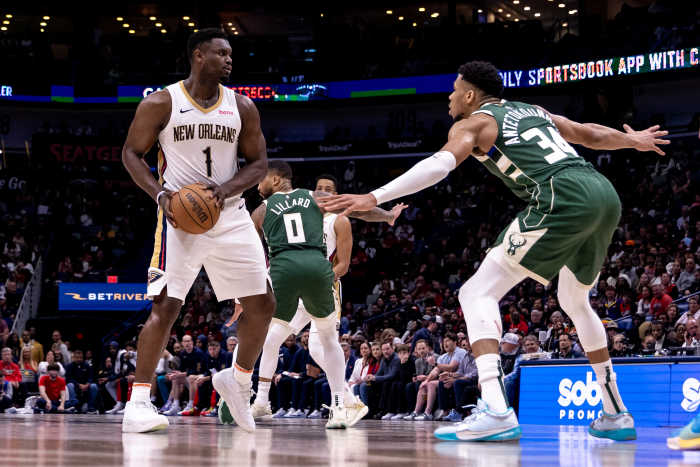 Giannis Antetokounmpo guards Zion Williamson