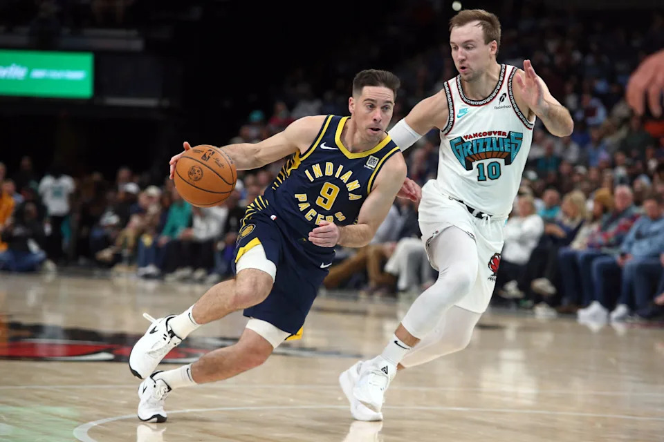 Indiana Pacers guard T.J. McConnell (9) and Memphis Grizzlies guard Luke Kennard (10).© Petre Thomas-Imagn Images