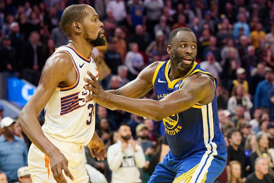 Golden State Warriors forward Draymond Green guards Phoenix Suns forward Kevin Durant© Robert Edwards-Imagn Images