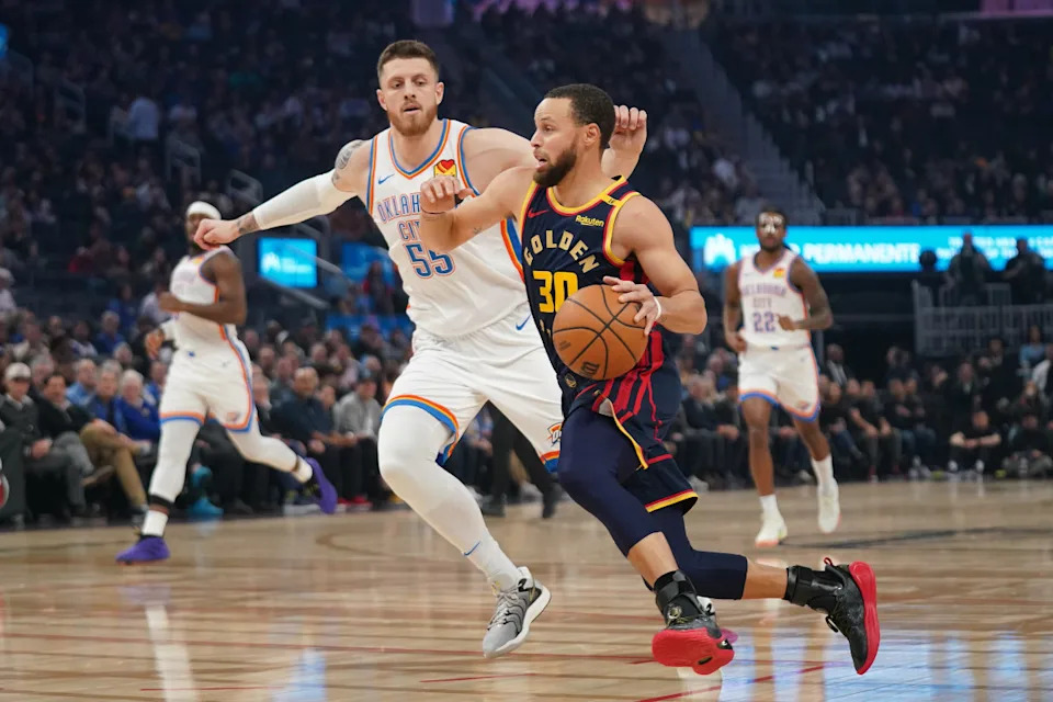 Jan 29, 2025; San Francisco, California, USA; Golden State Warriors guard Stephen Curry (30) dribbles past Oklahoma City Thunder center Isaiah Hartenstein (55) in the first quarter at the Chase Center. © Cary Edmondson-Imagn Images