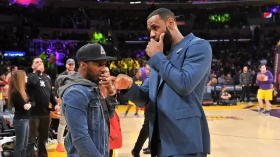 LeBron James in conversation with his agent Rich Paul at the sidelines of a Lakers game.(X)