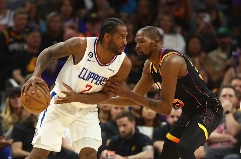 Los Angeles Clippers forward Kawhi Leonard (2) controls the ball against Phoenix Suns forward Kevin Durant (35)© Mark J. Rebilas-Imagn Images